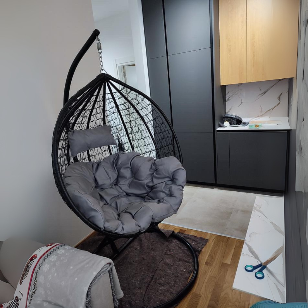 Crna ljuljaška Jaje