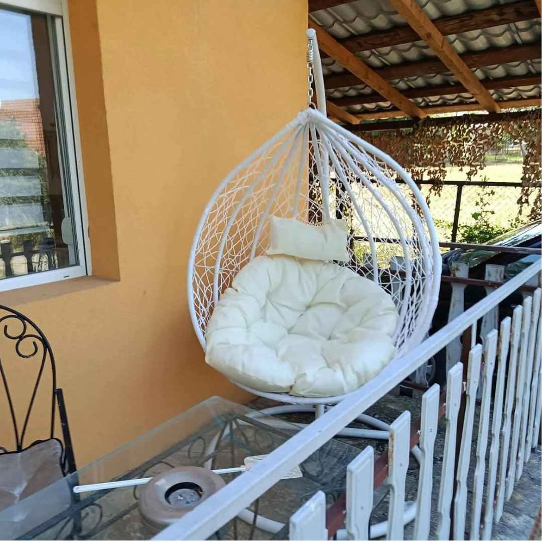 Bela ljuljaška Jaje